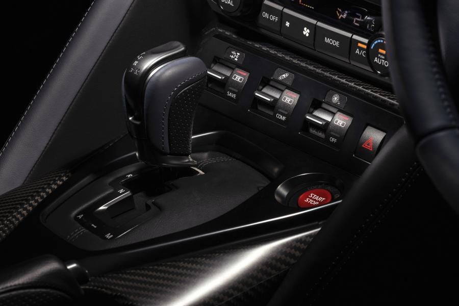 Детали интерьера Nissan GT-R 50th Anniversary (R35) 2019 года  (AU) (фото 27 из 34)